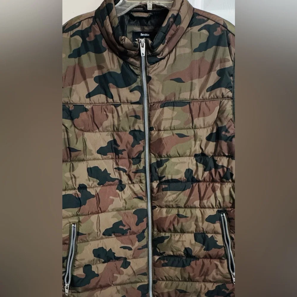 Bershka 100% Polyester‎ Camo Print Men’s XL w/ Pockets Zip Up Puffer Vest
